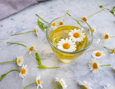 Beton zeminde papatya çiçeği çayı