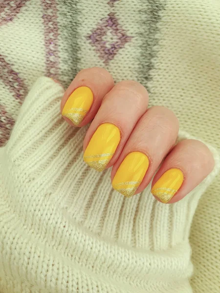 Kobiety Ręce Piękny Manicure Stylowy Sweter — Zdjęcie stockowe