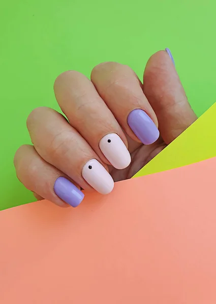 Mano Femminile Elegante Bella Manicure Uno Sfondo Colorato — Foto Stock