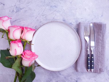 Tabak çiçeği beton arka planda yükseldi