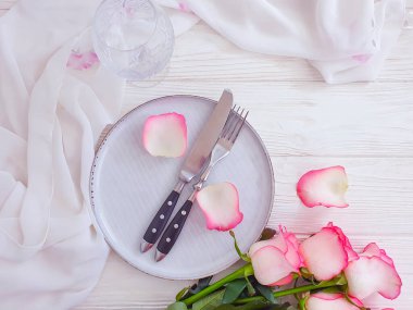 Tabak çiçeği ahşap arka planda yükseldi