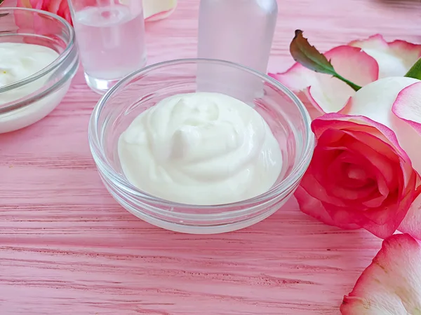Crème Cosmetische Roos Bloem Houten Achtergrond — Stockfoto