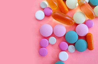 Renkli arkaplan çerçevesinde hap