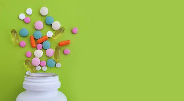 Renkli arka planda renkli bir hap.