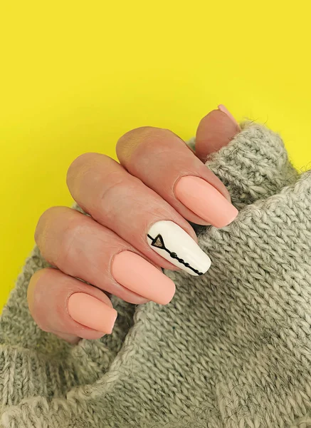 Kobieta Ręka Piękny Różowy Sweter Manicure — Zdjęcie stockowe