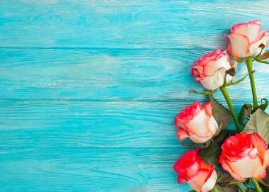 Ahşap arkaplan çerçevesinde çiçek gülü