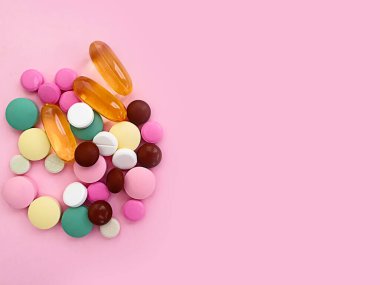 Renkli arkaplanda vitamin hapı