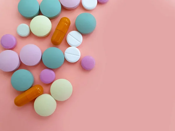 Pílula Vitamina Fundo Colorido — Fotografia de Stock