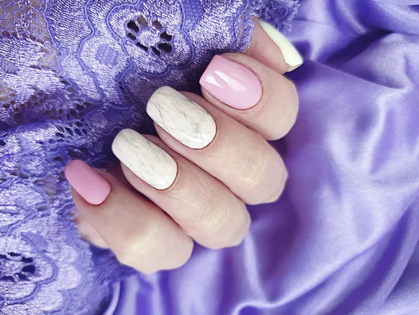 Mão Feminina Bela Seda Manicure Rosa — Fotografia de Stock