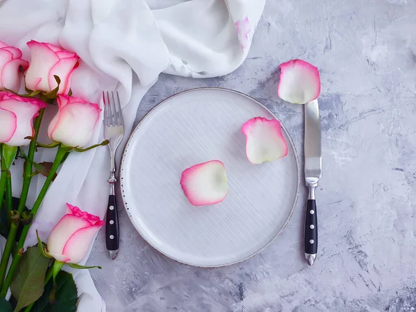 Tabak çiçeği beton arka planda yükseldi