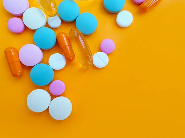 Vitamine Pillen Gekleurde Achtergrond — Stockfoto