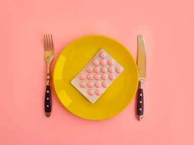 Renkli arka planda tabakta haplar