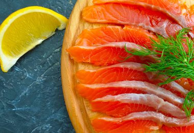 Beton zeminde kırmızı balık parçaları