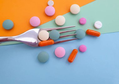 haplar renkli arkaplanda çatal