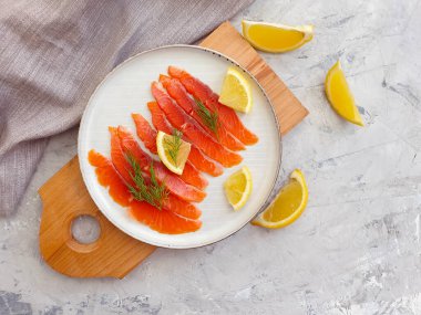 Beton zeminde kırmızı balık dilimleri