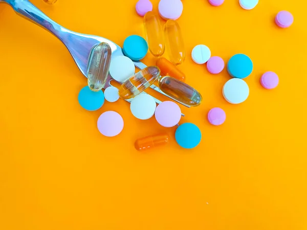 Pillen Vork Gekleurde Achtergrond — Stockfoto