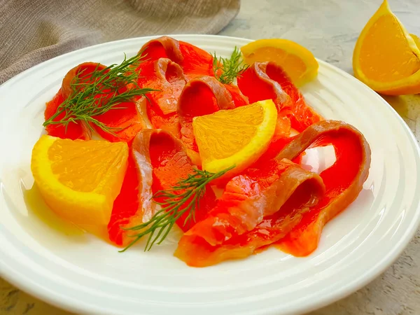 Rodajas Pescado Rojo Sobre Fondo Hormigón —  Fotos de Stock