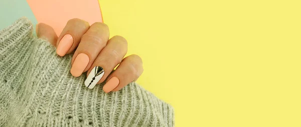 Kobieta Ręka Piękny Różowy Sweter Manicure — Zdjęcie stockowe