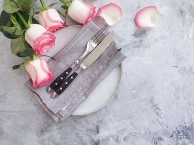 Tabak çiçeği beton arka planda yükseldi