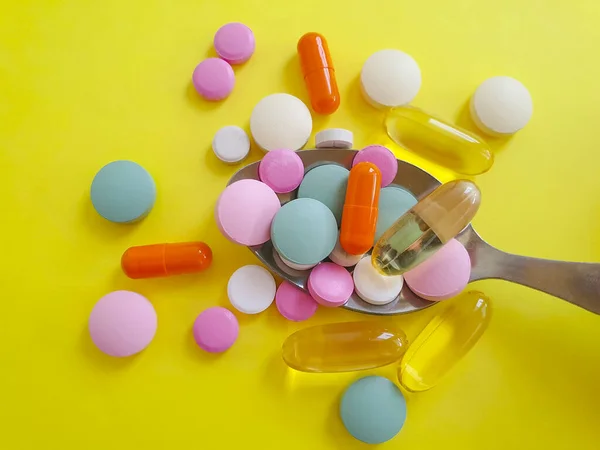 Pílulas Colher Vitaminas Fundo Colorido — Fotografia de Stock