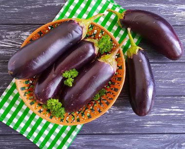 Tahta arka planda taze patlıcan