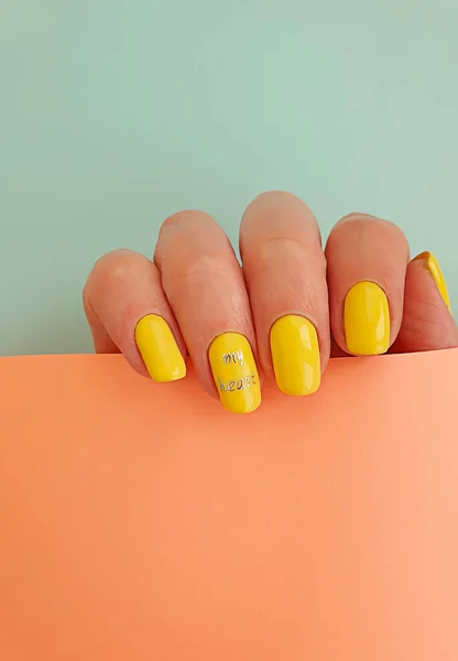 Vrouwelijke Hand Mooie Manicure Gekleurde Achtergrond — Stockfoto