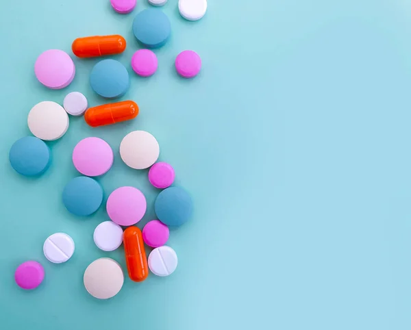 Pílulas Vitaminas Fundo Colorido — Fotografia de Stock