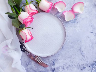 Tabak çiçeği beton arka planda yükseldi