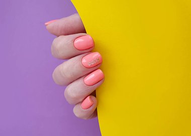 Kadın eli. Renkli arka planda güzel bir manikür.