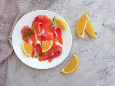 Beton zeminde kırmızı balık parçaları