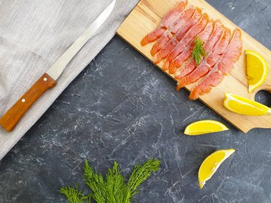 Beton zeminde kırmızı balık parçaları