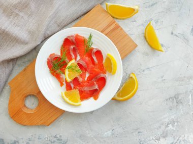 Beton zeminde kırmızı balık parçaları