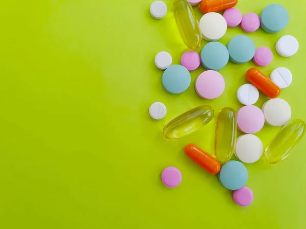 Pílulas Vitaminas Fundo Colorido — Fotografia de Stock