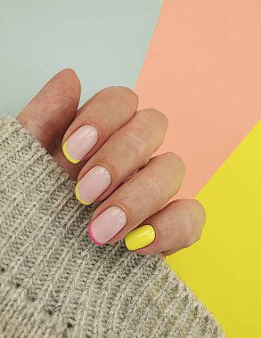 Kadın eli. Güzel manikür kazak.