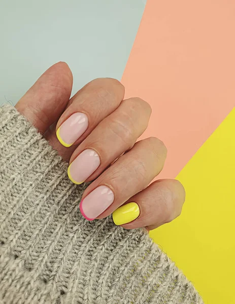 Kadın eli. Güzel manikür kazak.