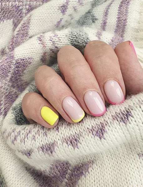 Kobieta Ręka Piękny Manicure Sweter — Zdjęcie stockowe