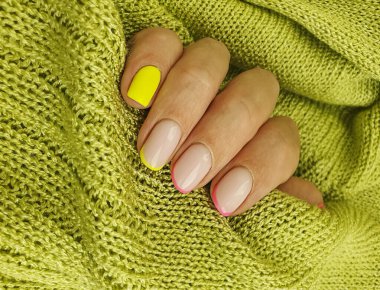 Kadın eli. Güzel manikür kazak.