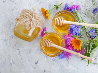 Beton zeminde taze bal çiçeği