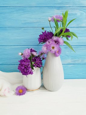 Ahşap zemin üzerinde vazo çiçeği kasımpatısı