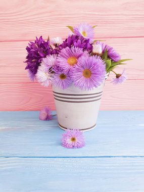 Ahşap zemin üzerinde vazo çiçeği kasımpatısı