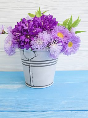 Ahşap zemin üzerinde vazo çiçeği kasımpatısı