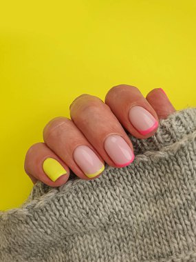 Kadın eli. Güzel manikür kazak.