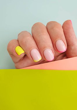 Kadın eli. Renkli arka planda güzel bir manikür.