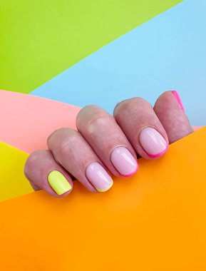 Kadın eli. Renkli arka planda güzel bir manikür.