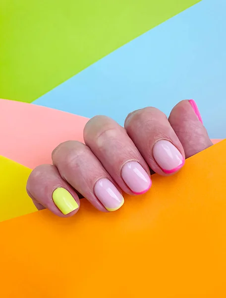 Kobieta Strony Piękny Manicure Kolorowe Tło — Zdjęcie stockowe