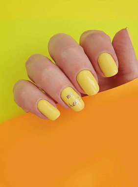 Kadın eli. Renkli arka planda güzel bir manikür.