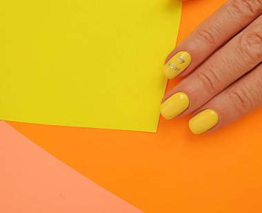 Kadın eli. Renkli arka planda güzel bir manikür.