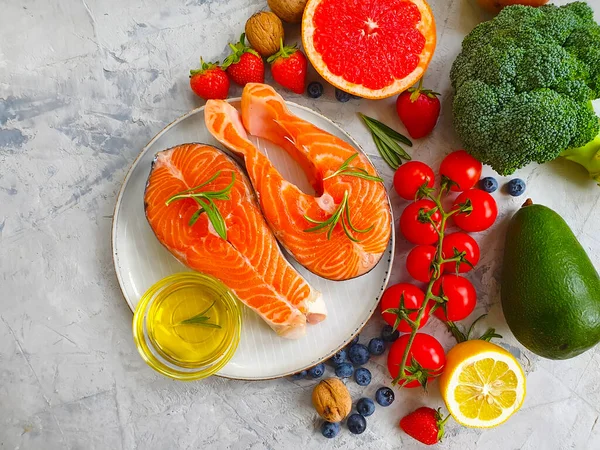 Beton zemin üzerinde taze kırmızı balık