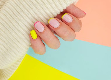 Kadın eli, güzel manikür süveter, zarif.