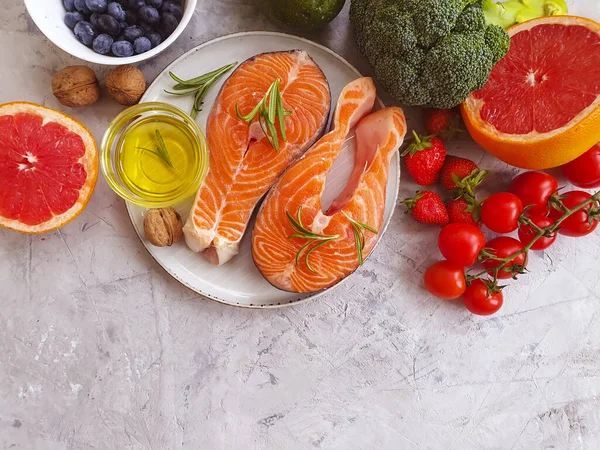 Beton zemin üzerinde taze kırmızı balık